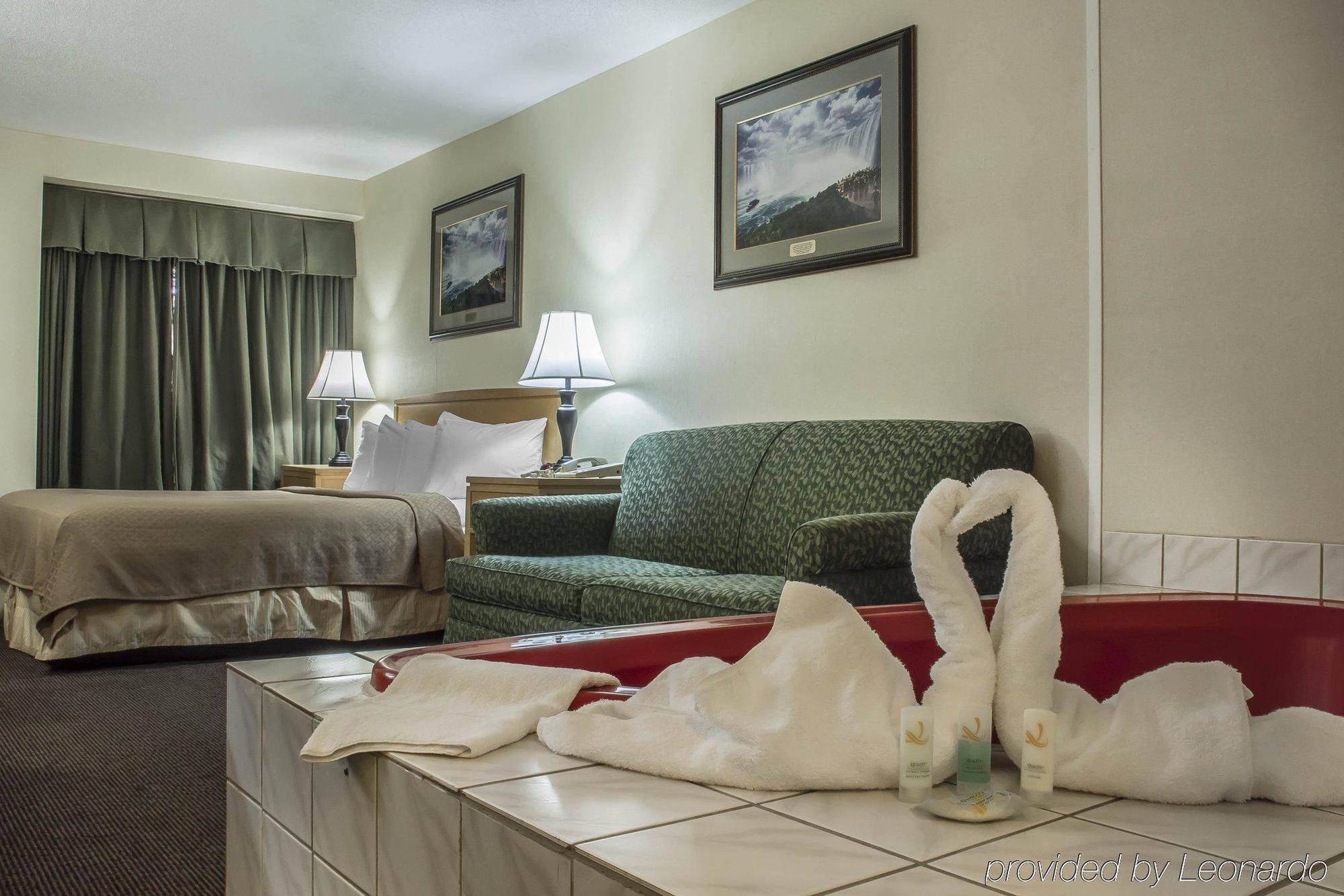 Quality Inn & Suites Niagara Falls Esterno foto